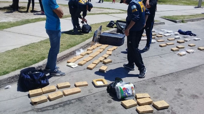 Detuvieron a tres narcovalijeras