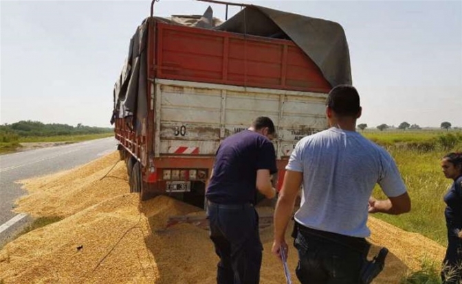 Escala la violencia en la protesta de transportistas de cereales