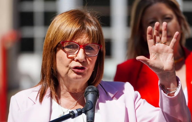 Patricia Bullrich: &ldquo;Los delegados van a tener un l&iacute;mite de diez horas mensuales pagas; el resto, a laburar&rdquo;