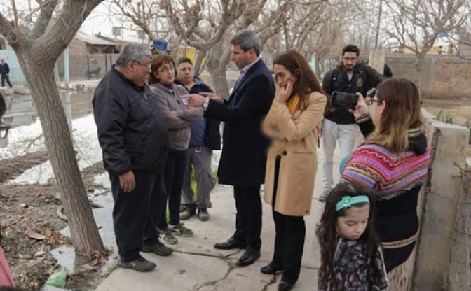 Uñac visitó a vecinos afectados por una obra cloacal