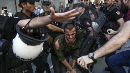Polic&iacute;a turca usa balas de goma para dispersar la Gay Pride