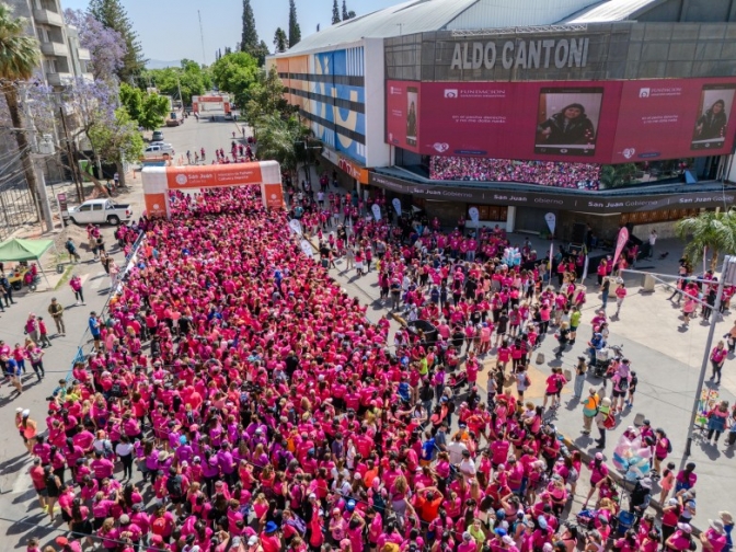 Una marea rosa en la maratón “Juntas contra el cáncer de mama”