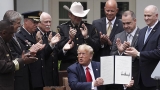Trump firma un decreto para "reducir el crimen" y "mejorar los est&aacute;ndares" de la Polic&iacute;a