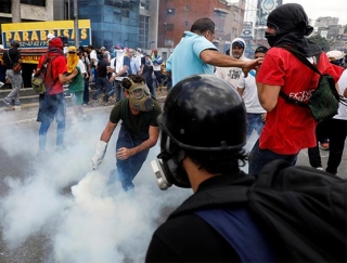 Violentos choques entre polic&iacute;as y manifestantes opositores dejan dos muertos