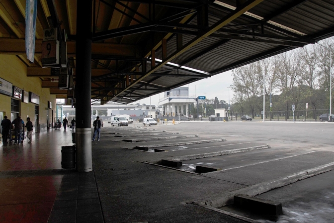 Los colectivos de media y corta distancia paran en el interior