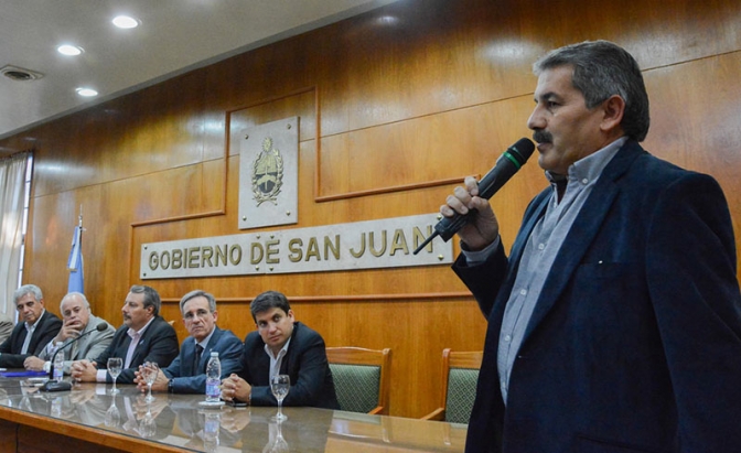 Entregaron becas provinciales de transporte a alumnos secundarios y universitarios