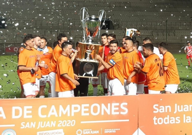 Celebración del plantel de Instituto La Laja al momento de recibir el trofeo Diego Armando Maradona. Prensa y Comunicación.