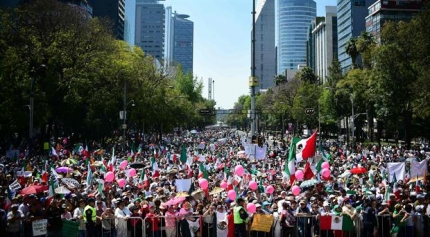 Multitudinaria protesta contra Donald Trump al grito de "Vibra M&eacute;xico"