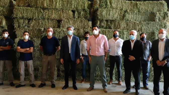 Uñac visitó una empresa dedicada al procesamiento y empaque de alfalfa