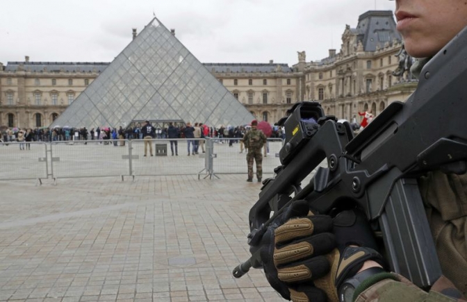 La policía sospecha que el agresor abatido quería atentar en el Louvre