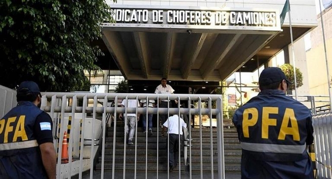 Allanan el sindicato de camioneros por presunta extorsión a empresarios