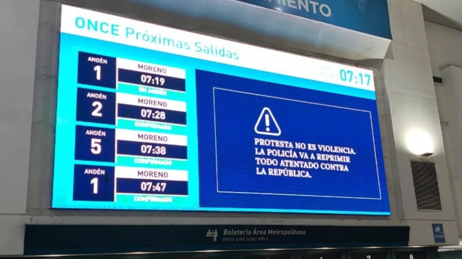 El Gobierno utilizó las estaciones de tren para advertir sobre la represión en la marcha de jubilados