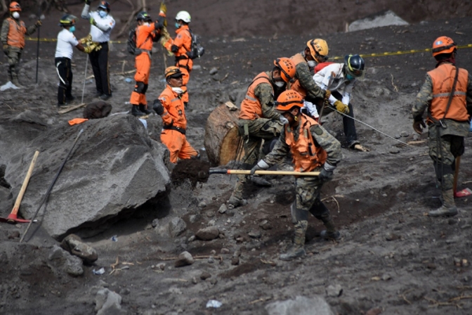 El volcán de Fuego sigue sin dar tregua en Guatemala