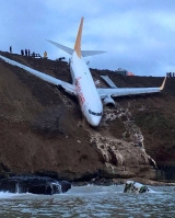 Un avión se sale de pista en Turquía y casi cae al Mar Negro