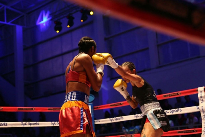 Cecilia Román ganó con claridad y retuvo la Corona Mundial