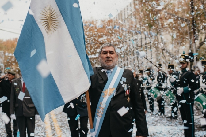 Las calles de San Juan se vistieron de celeste y blanco con el desfile patrio