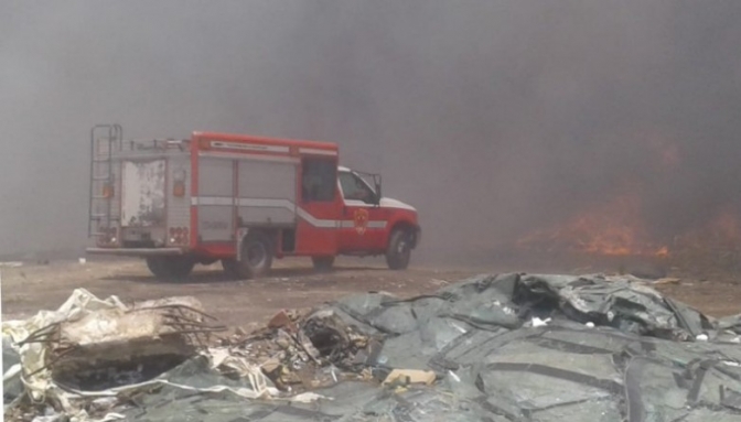 Ambiente intervino para sofocar un incendio en un vertedero clandestino