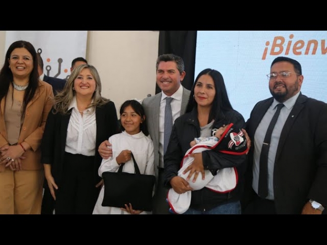 Orrego entreg&oacute; 2.345 netbooks a estudiantes de Rivadavia