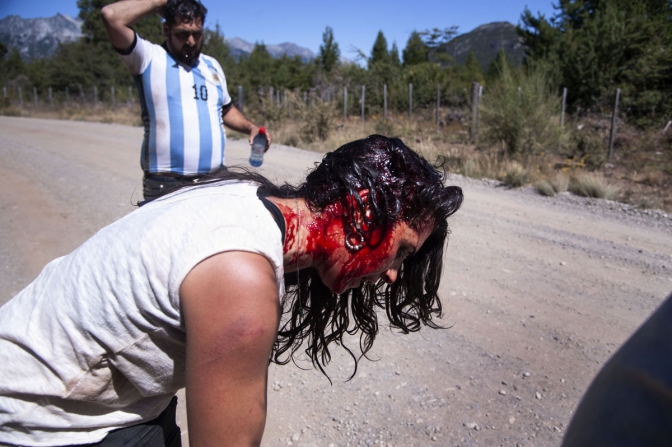 Denuncian que peones de Lewis golpearon y retuvieron a manifestantes en el ingreso a Lago Escondido