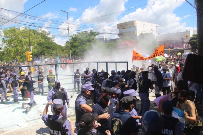 Protestas y manifestantes heridos tras el anuncio de regreso a Fase 1 en la ciudad de Formosa