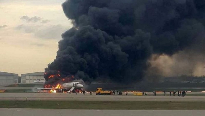 Al menos 41 muertos tras un aterrizaje de emergencia en un aeropuerto de Moscú