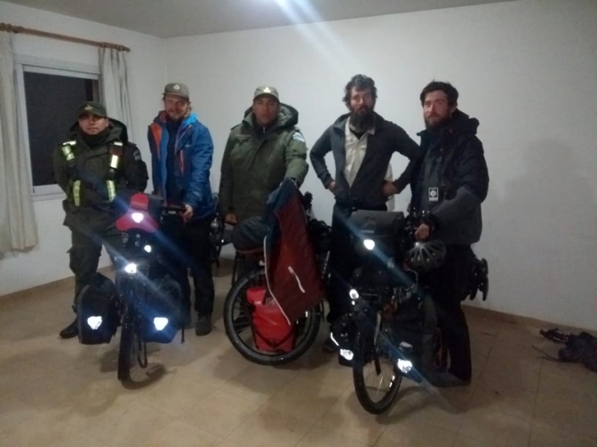 Gendarmería asistió a tres ciclistas franceses en Calingasta