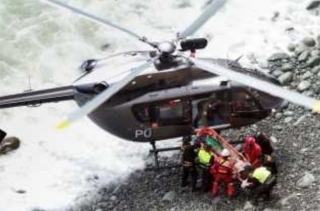 Reanudan b&uacute;squeda de cuerpos de accidente de autobus en Per&uacute;