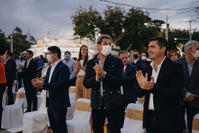 El gobernador participó en la inauguración de la remodelación de la plaza de Santa Lucía