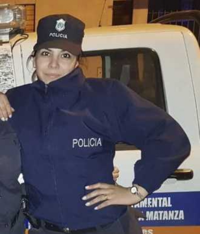 La mujer policía baleada tiene lesiones de columna y pulmón