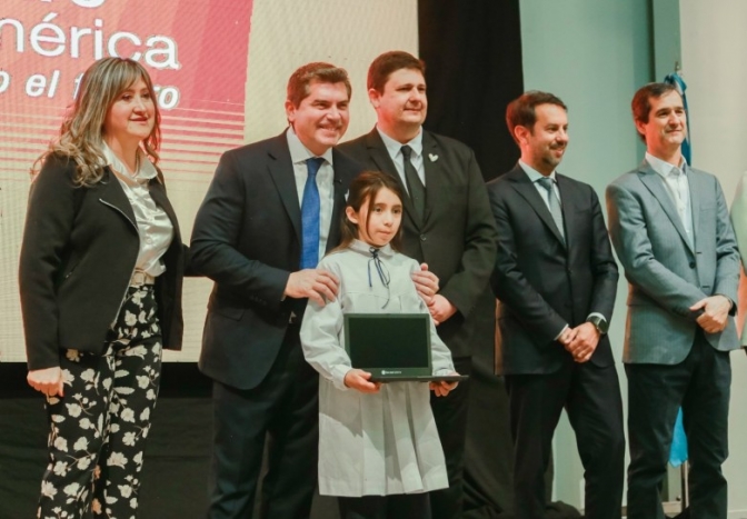 M&aacute;s de 2.700 estudiantes de cuatro departamentos recibieron sus computadoras