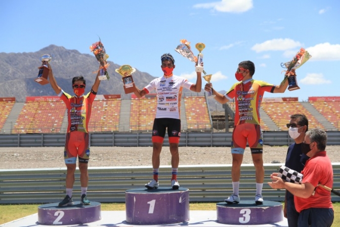 Nicolás Naranjo (tercer puesto) mira de reojo a Laureano Rosas (ganador) y sonríe. Ricardo Escuela (segundo puesto) también forma parte del podio. Hermoso mediodía en el Circuito San Juan Villicum.