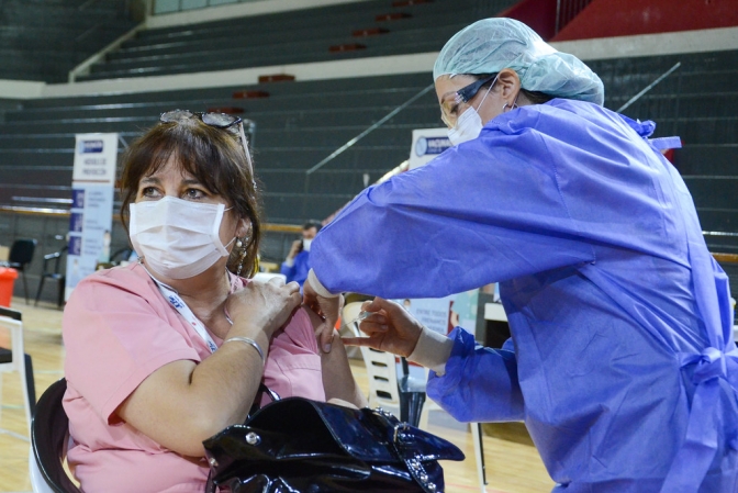 Avanza la vacunación de los equipos de salud