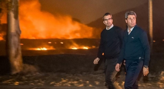 Uñac acompañó a los equipos que trabajan contra los incendios que afectan a Zonda