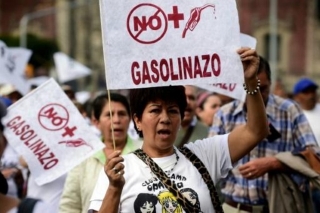 Marchan en M&eacute;xico contra fuerte aumento de combustibles