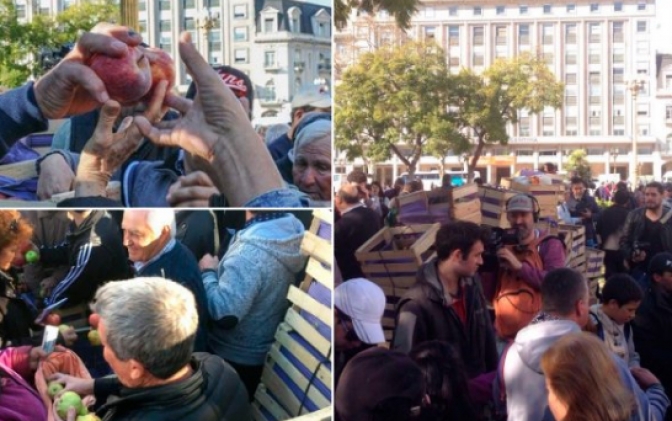 Productores regalaron fruta en Plaza de Mayo