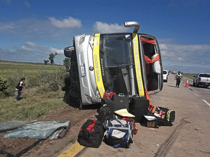 Volcó un colectivo con más de treinta pasajeros