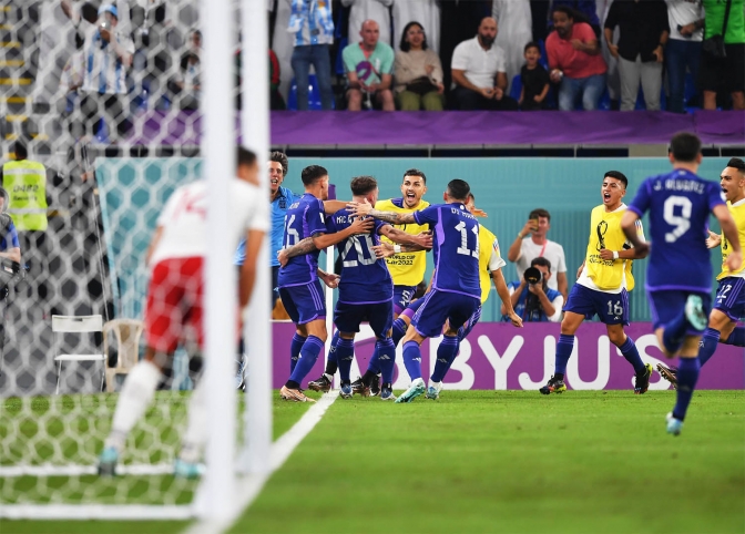 Argentina venció a Polonia, ganó el grupo C y jugará octavos de final con Australia