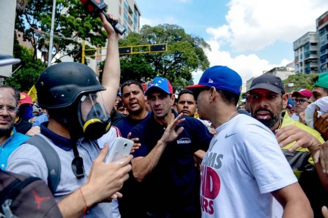 Opositores venezolanos protestan otra vez contra Maduro