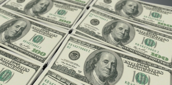 El d&oacute;lar mayorista baj&oacute;, pero sigue cerca de los m&aacute;ximos del mes mientras el BCRA acelera compras