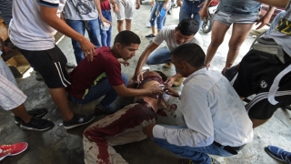 Cinco muertos y m&aacute;s de 30 camiones con ayuda humanitaria retenidos
