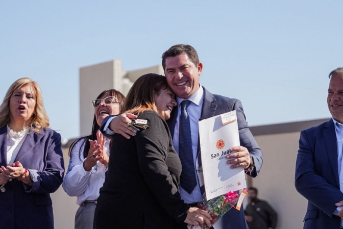 Orrego entreg&oacute; 46 viviendas en Chimbas y destac&oacute; el esfuerzo provincial para sostener la obra p&uacute;blica