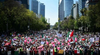 Multitudinaria protesta contra Donald Trump al grito de "Vibra M&eacute;xico"