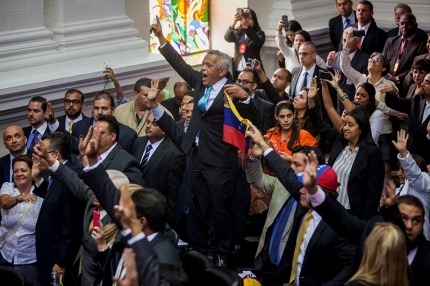 Parlamento venezolano declara a Maduro en "abandono de cargo" por grave crisis