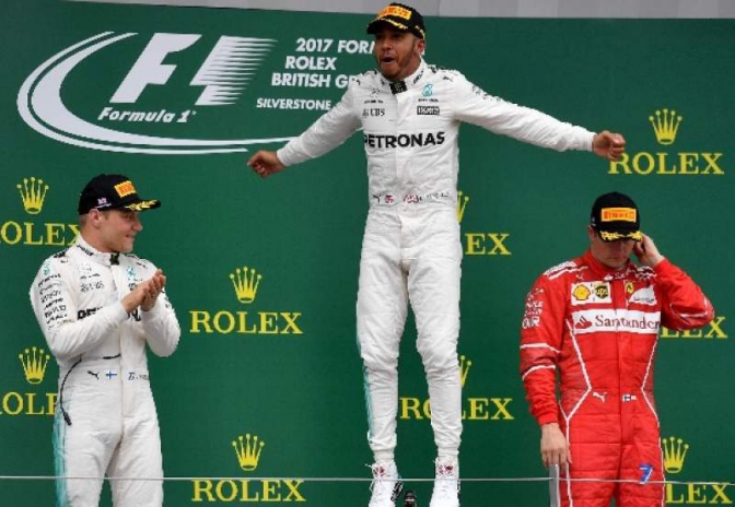 Hamilton ganó y se puso a un punto de Vettel en el mundial